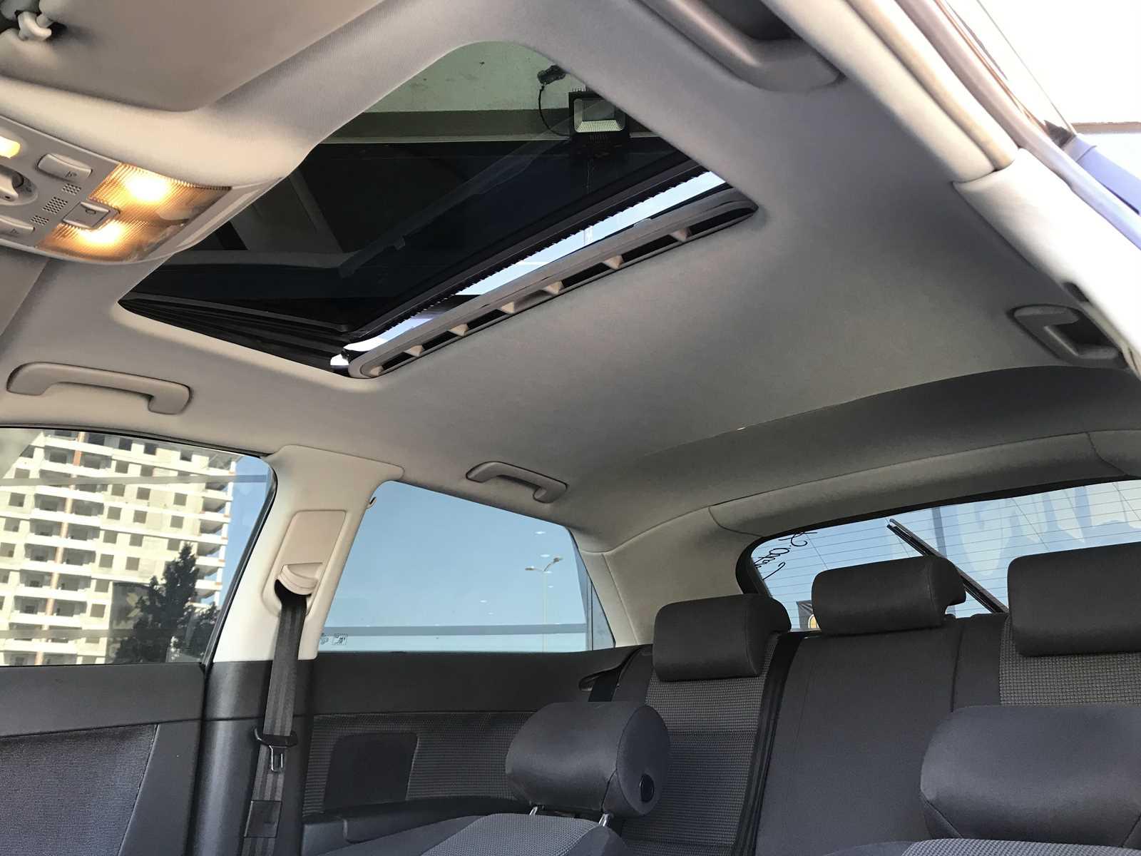 Roof lining with sunroof